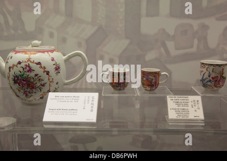 China, Macau. Historisches Zentrum von Macao, UNESCO. Museum von Macao (aka Museu de Macau), 19. Jahrhundert Teekanne und Tassen. Stockfoto