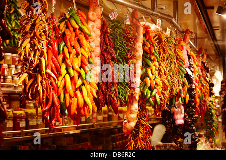 getrocknete Paprika und Knoblauch hängen in der la Boqueria-Markt in Barcelona-Katalonien-Spanien Stockfoto