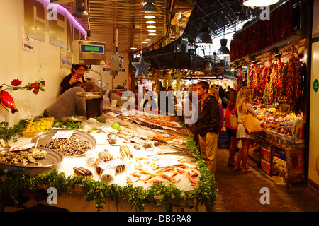 frische Meeresfrüchte und Schalentiere auf dem Display in der la Boqueria-Markt in Barcelona-Katalonien-Spanien Stockfoto