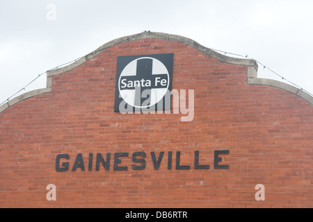 Historischen roten Backstein Santa Fe Railroad Depot in Gainesville, Texas USA Stockfoto