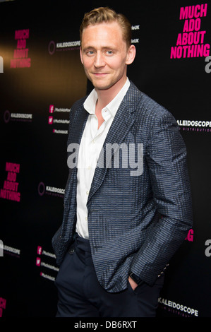 Tom Hiddleston kommt für die UK-Premiere von "Much Ado About Nothing", London, Dienstag, Juni. 11, 2013. Stockfoto