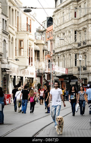 Istanbul, Türkei. Straßenszene in Beyoglu Nachbarschaft. Stockfoto