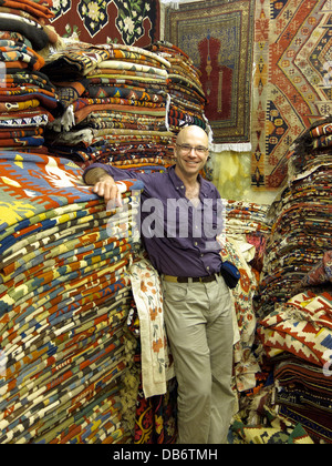 Fethiye, Türkei. Amerikanischer Tourist in Teppich-Shop. (MR) Stockfoto