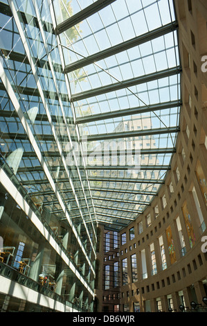 Atrium der Vancouver Public Library zentrale Niederlassung in der Innenstadt von Vancouver, BC, Kanada Stockfoto
