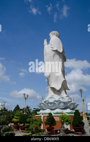 My Tho, Vietnam Mekong Delta Flussgebiet. Vinh Trang Pagode komplexe, große stehende Buddha-Statue. Stockfoto