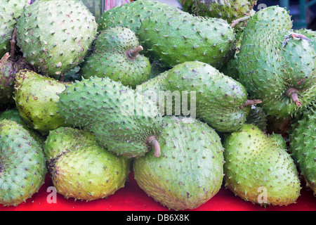 Soursop stapelten sich am Obst Anbieter Stand in Südost-Asien Stockfoto