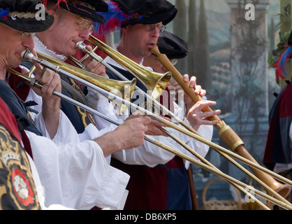 Musiker spielen Posaunen gekleidet in historischen Kostümen Stockfoto