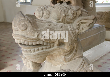 Vietnam, Da Nang. Cham-Museum. Alten Sandstein Schnitzen von Fabelwesen aus Champa-Kultur. Stockfoto