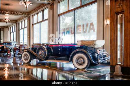 Eine Reihe von Auburns im Showroom Stock The Auburn Schnur Duesenberg Museum, Auburn Indiana Stockfoto