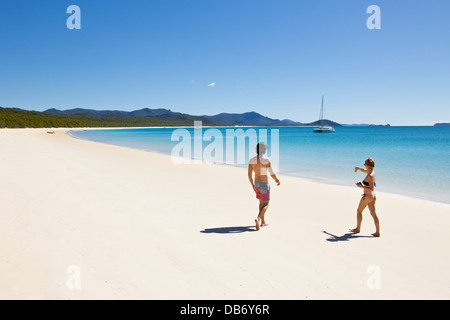 Junges paar entspannende auf Whitehaven Beach. Whitsunday Island, Whitsundays, Queensland, Australien Stockfoto