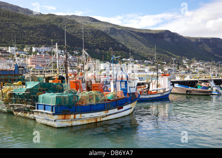 Angelboote/Fischerboote vertäut im Hafen von Kalk Bay, Cape Peninsula, South Africa. Stockfoto