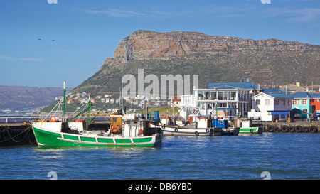 Angelboote/Fischerboote vertäut im Hafen von Kalk Bay, Cape Peninsula, South Africa. Stockfoto