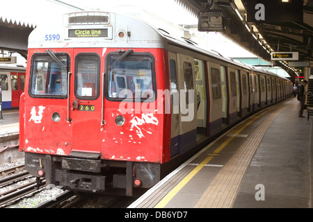 Juli 2013 - älterer Londoner U-Bahn-Stil, der einen Bahnhof einfährt. Stockfoto