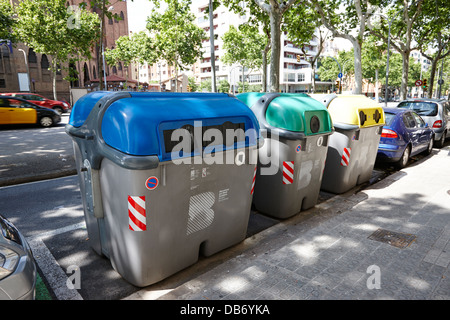 kommunale Bordsteinkante recycling-Behälter für Wohnblock in Barcelona-Katalonien-Spanien Stockfoto