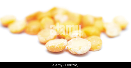 Gelbe Erbsen isoliert auf weißem Hintergrund Stockfoto