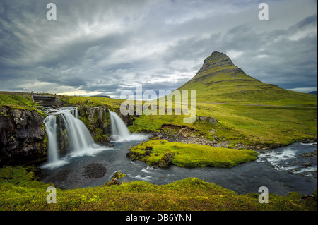 Kirkjufellsfoss Wasserfall und Berg Kirkjufell, Island Stockfoto