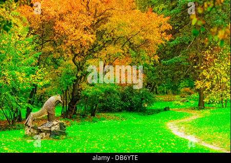 Statue im Herbst park Stockfoto