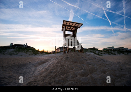 Ein Rettungsschwimmer stehen bei Sonnenuntergang auf Wrightsville Beach, North Carolina Stockfoto