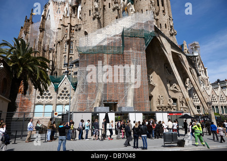 Touristen und Besucher Warteschlange geben Sie die Sagrada Familia Barcelona Katalonien Spanien Stockfoto