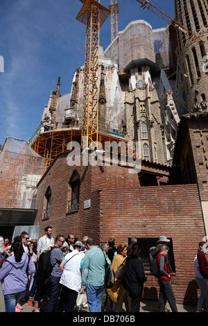 Touristen und Besucher in die lange Schlange der Sagrada Familia Barcelona Katalonien Spanien eingeben Stockfoto