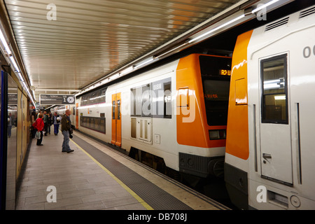 R2 Rodalies de Catalunya Zug in Passeig de Gracia unterirdischen Hauptleitung Bahnhof Barcelona-Katalonien-Spanien Stockfoto