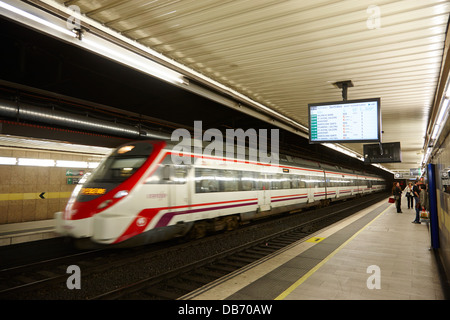 Civia Zug Renfe beschleunigt durch Passeig de Gracia unterirdischen Hauptleitung Bahnhof Barcelona-Katalonien-Spanien Stockfoto