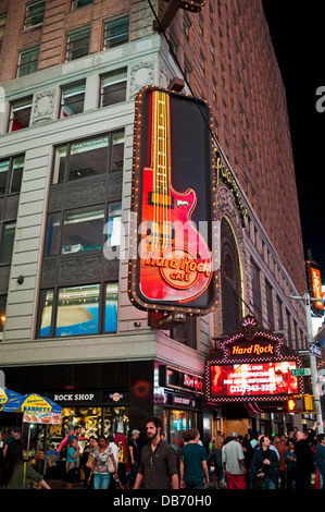 Menschen auf der Straße vor dem Hard Rock Cafe in Times Square in New York City Stockfoto