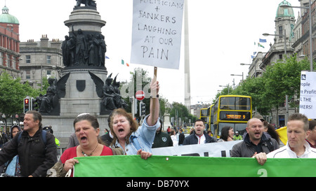 Bild von einem Protest von Menschen vor dem Profit außerhalb das Gruppenrichtlinienobjekt im Stadtzentrum von Dublin gegen Sparkurs und die Bankenrettung inszeniert Stockfoto