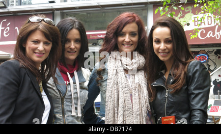 Bild der vier Mitglieder des irischen pop-Gruppe B * unkontrolliert in Temple Bar Square im Stadtzentrum von Dublin. Stockfoto