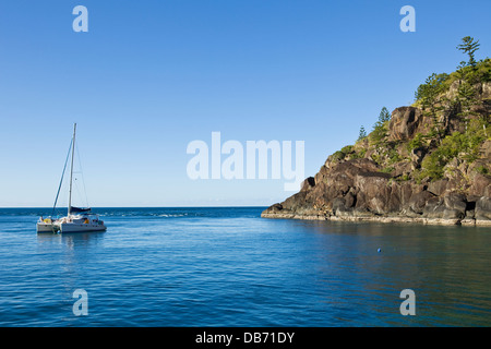 Yacht vor Anker im Mantaray Bay in Hook Island. Whitsunday Islands, Whitsundays, Queensland, Australien Stockfoto