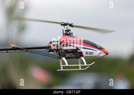 Ein ferngesteuerter Modellhubschrauber Durchführung ein Kunstflug display Stockfoto