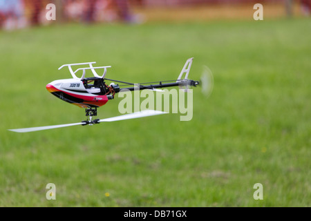 Ein ferngesteuerter Modellhubschrauber Durchführung ein Kunstflug display Stockfoto