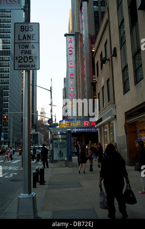 Die Menschen wandern vor der Radio City Music Hall in New York City Stockfoto