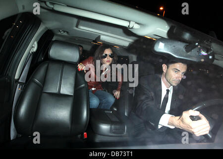 Cheryl Cole kommt am LAX Flughafen von London Heathrow. Los Angeles, Kalifornien - 06.05.11 Stockfoto