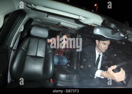 Cheryl Cole kommt am LAX Flughafen von London Heathrow. Los Angeles, Kalifornien - 06.05.11 Stockfoto