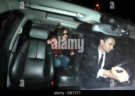 Cheryl Cole kommt am LAX Flughafen von London Heathrow. Los Angeles, Kalifornien - 06.05.11 Stockfoto