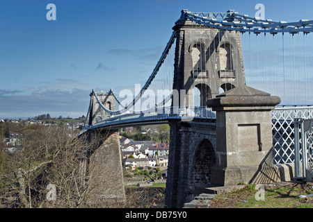 Ein Blick auf Teford historische Hängebrücke über die Menai Straits zwischen den Städten von Bangor und Menai Bridge in Wales. Stockfoto