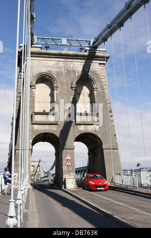 Verkehr mit Telford historische Hängebrücke über die Menai Straße in Nord-Wales, zwischen Bangor und Menai Bridge. Stockfoto