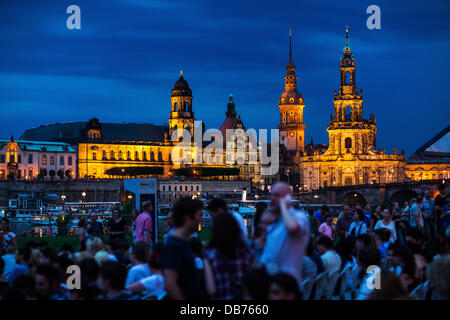 Dresden, Deutschland. 24. Juli 2013. Die Menschen sitzen im open-air Kino vor der Altstadt von Dresden, Deutschland, 24. Juli 2013. An den Ufern des Flusses Elbe, der Hofkirche (die katholische Kirche des sächsischen Royal) Palace Tower, das Georgentor und das Ständehaus (R-L) sind Panoramasalon. Foto: Hannibal/Dpa/Alamy Live News Stockfoto