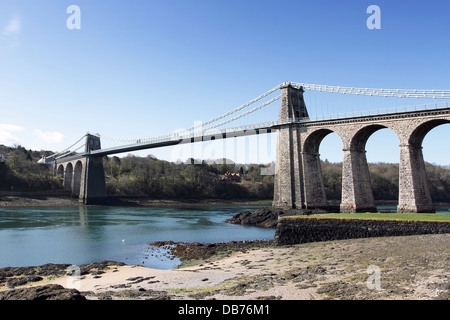 Ein Blick auf die Telford Hängebrücke über die Menai Straits in Nord-Wales, zwischen den Städten von Bangor und Menai Bridge. Stockfoto