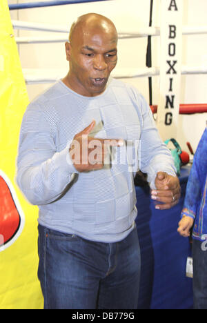 Der ehemalige Schwergewichts-Box-Champion der Welt Mike Tyson besuchen LA Boxing Gym, wo er aufgehört, sich Autogramme für die Fans, das Publikum zu begeistern.  Leider konnte für die Massen Tyson nur für zehn Minuten verlassen Hunderte von Fans Witho bleiben Stockfoto