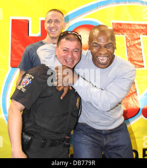 Der ehemalige Schwergewichts-Box-Champion der Welt Mike Tyson besuchen LA Boxing Gym, wo er aufgehört, sich Autogramme für die Fans, das Publikum zu begeistern.  Leider konnte für die Massen Tyson nur für zehn Minuten verlassen Hunderte von Fans Witho bleiben Stockfoto