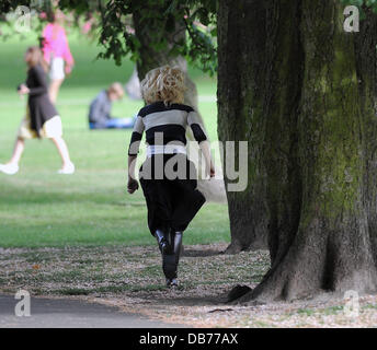 Gwen Stefani spielen hide and seek mit ihre Kinder während Sie verbringen den Tag in Primrose Hill London, England - 08.05.11 Stockfoto