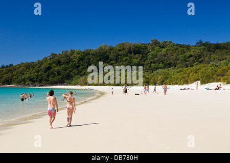 Junges Paar Whitehaven Beach entlang. Whitsunday Island, Whitsundays, Queensland, Australien Stockfoto