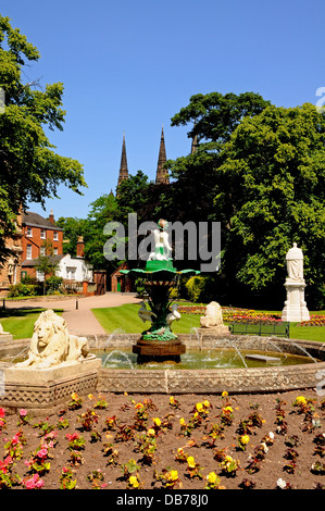 Brunnen und Blumenbeete im Beacon Park mit der Doms nach hinten, Lichfield, Staffordshire, England, Westeuropa. Stockfoto