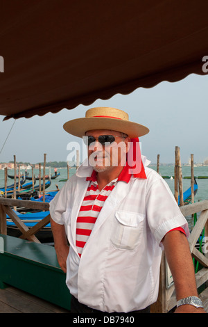 Eine vertikale Porträt eines Gondoliere tragen ein rotes-weißes gestreiftes Hemd in Venedig. Stockfoto