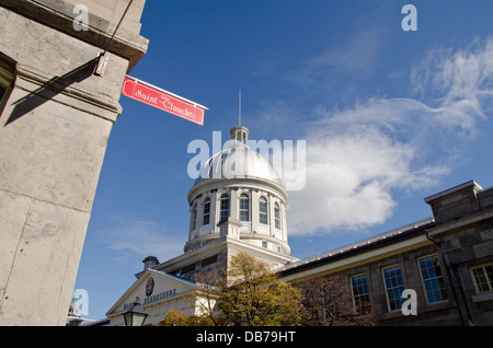 Kanada, Quebec, Montreal. Saint-Claude Straße unterzeichnen mit Neo-Renaissance Bonsecours Markt aka Marche Bonsecours in der Ferne. Stockfoto