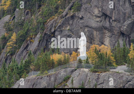 Kanada, Québec, Saguenay River. Kap-Dreifaltigkeit, im Herbst. Madonna-Statue. Saguenay Fjord National Park. Stockfoto