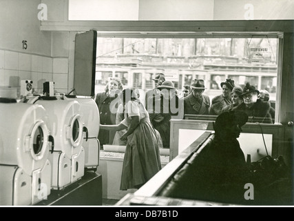 Geographie / Reisen, Deutschland, München, Leopoldstraße, Eröffnung der ersten automatischen Waschküche 'Waschsalon' in Deutschland, 1950, zusätzliche-Rechte-Clearences-nicht verfügbar Stockfoto