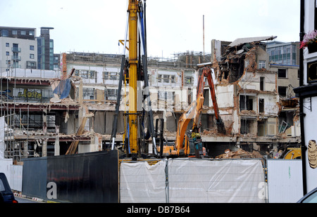 Brighton UK leuchtet 24. Juli 2013 - hinter der Fassade-Abbruch-arbeiten mit der Co-op-Altbau in London Road Brighton Stockfoto